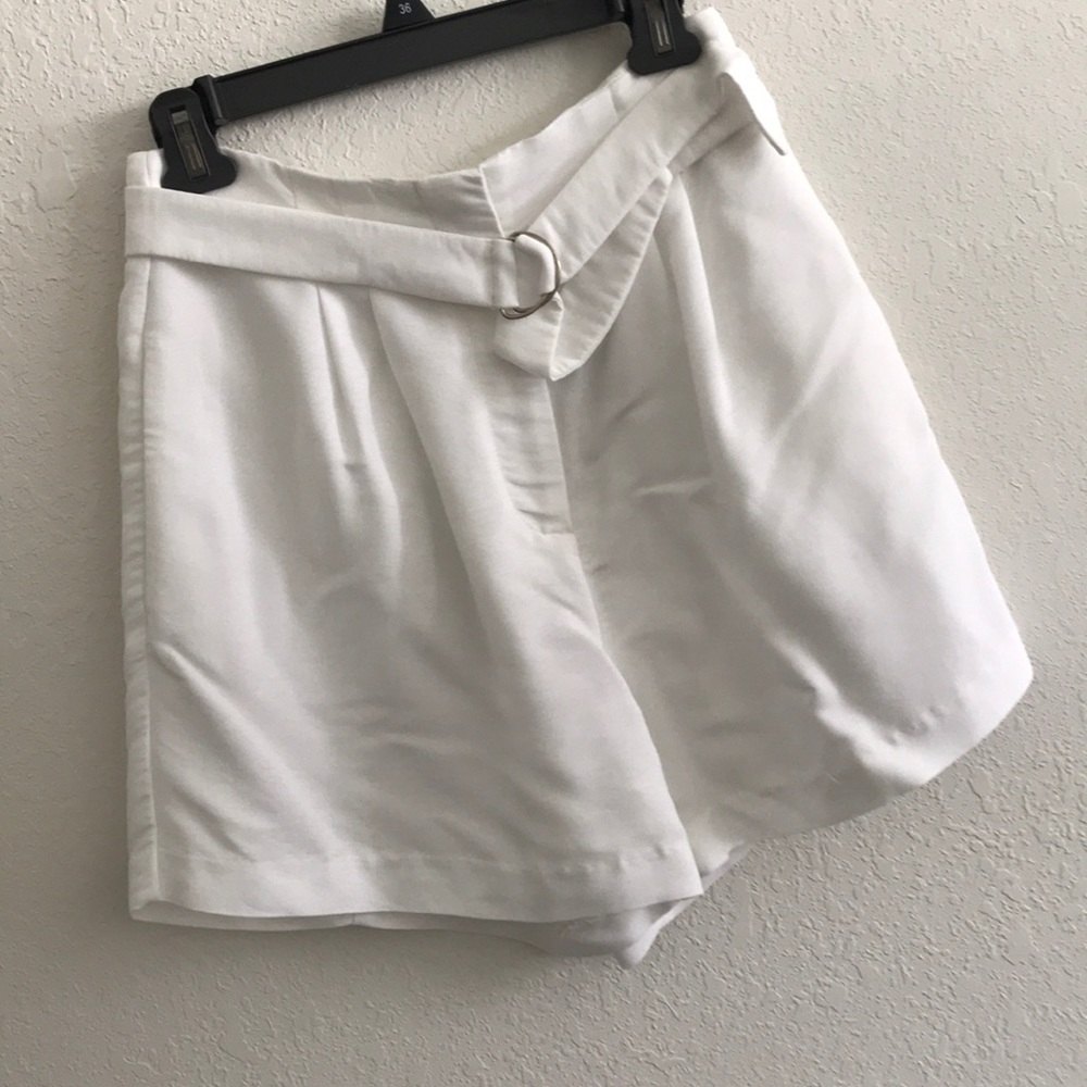 ⬇️$10 ⬇️ H&M white shorts